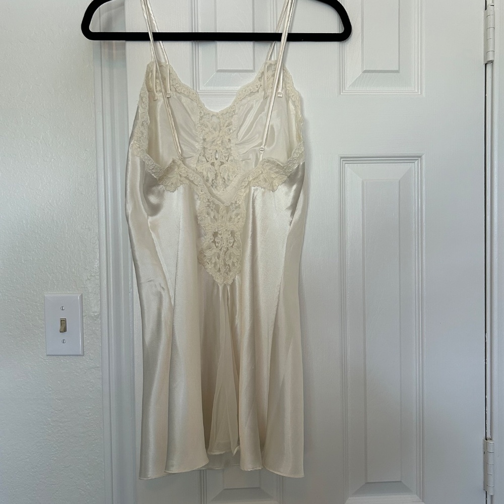 VTG Gold Label Victoria's Secret Satin and Lace Peignoir Set with Tulle Back!!!✨ - Picture 6 of 16